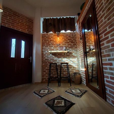 Relax Inn Korce Bagian luar foto