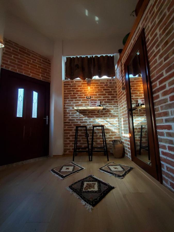 Relax Inn Korce Bagian luar foto