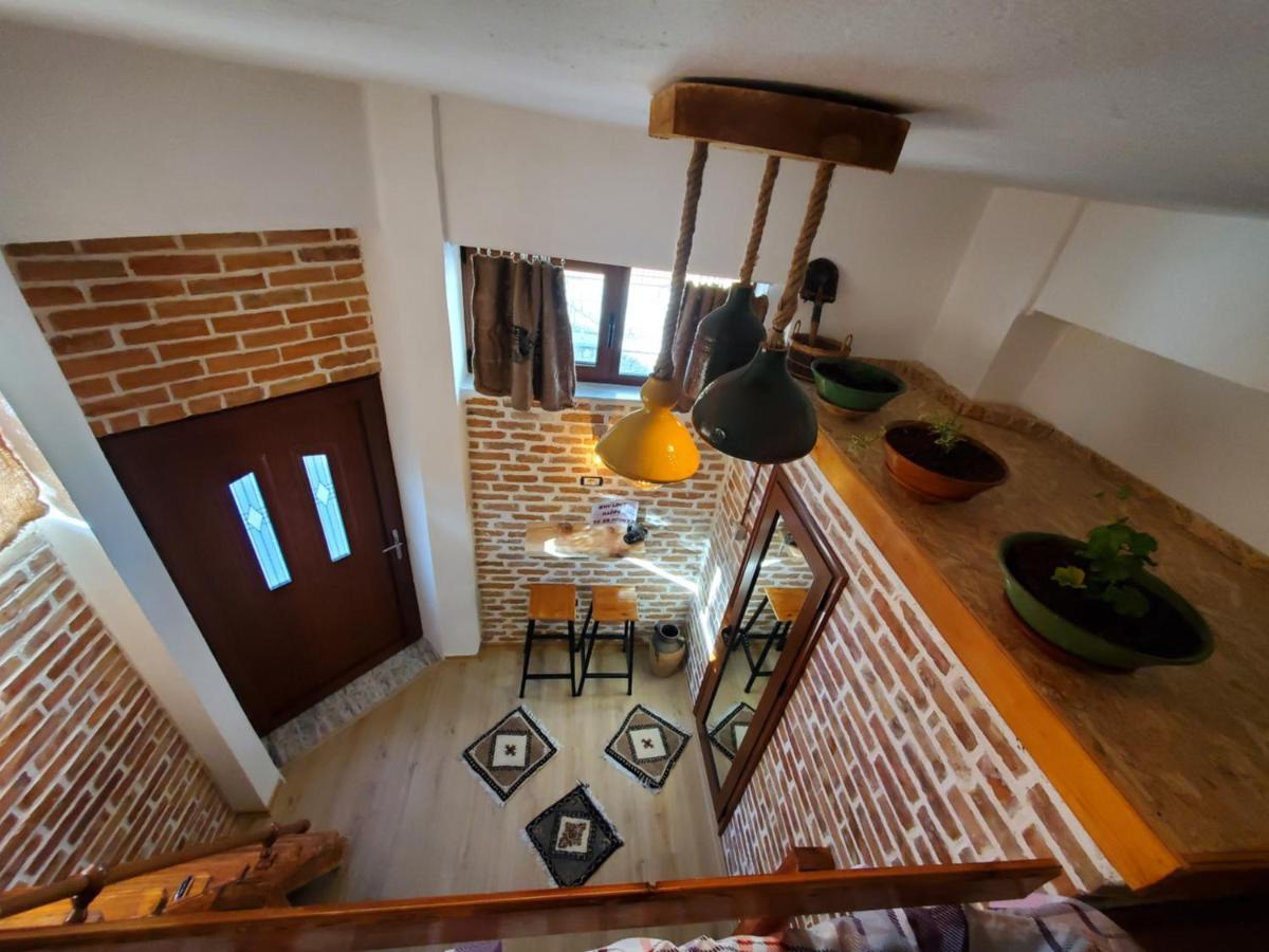Relax Inn Korce Bagian luar foto