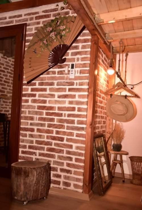 Relax Inn Korce Bagian luar foto