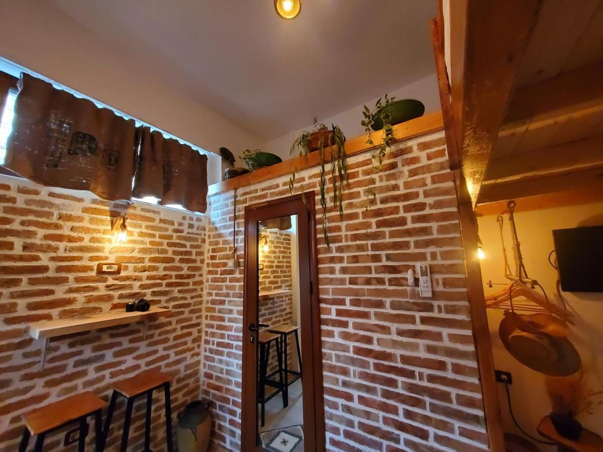 Relax Inn Korce Bagian luar foto
