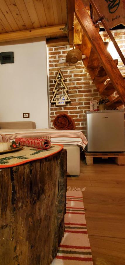 Relax Inn Korce Bagian luar foto