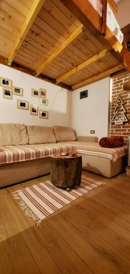 Relax Inn Korce Bagian luar foto