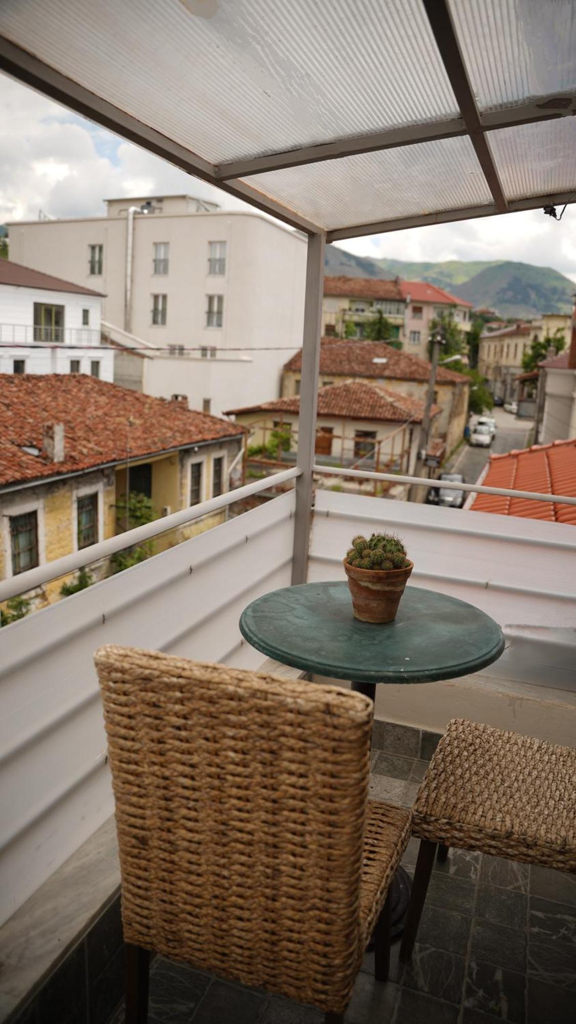 Relax Inn Korce Bagian luar foto