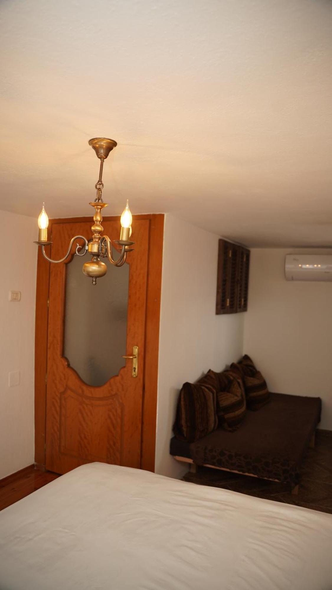 Relax Inn Korce Bagian luar foto