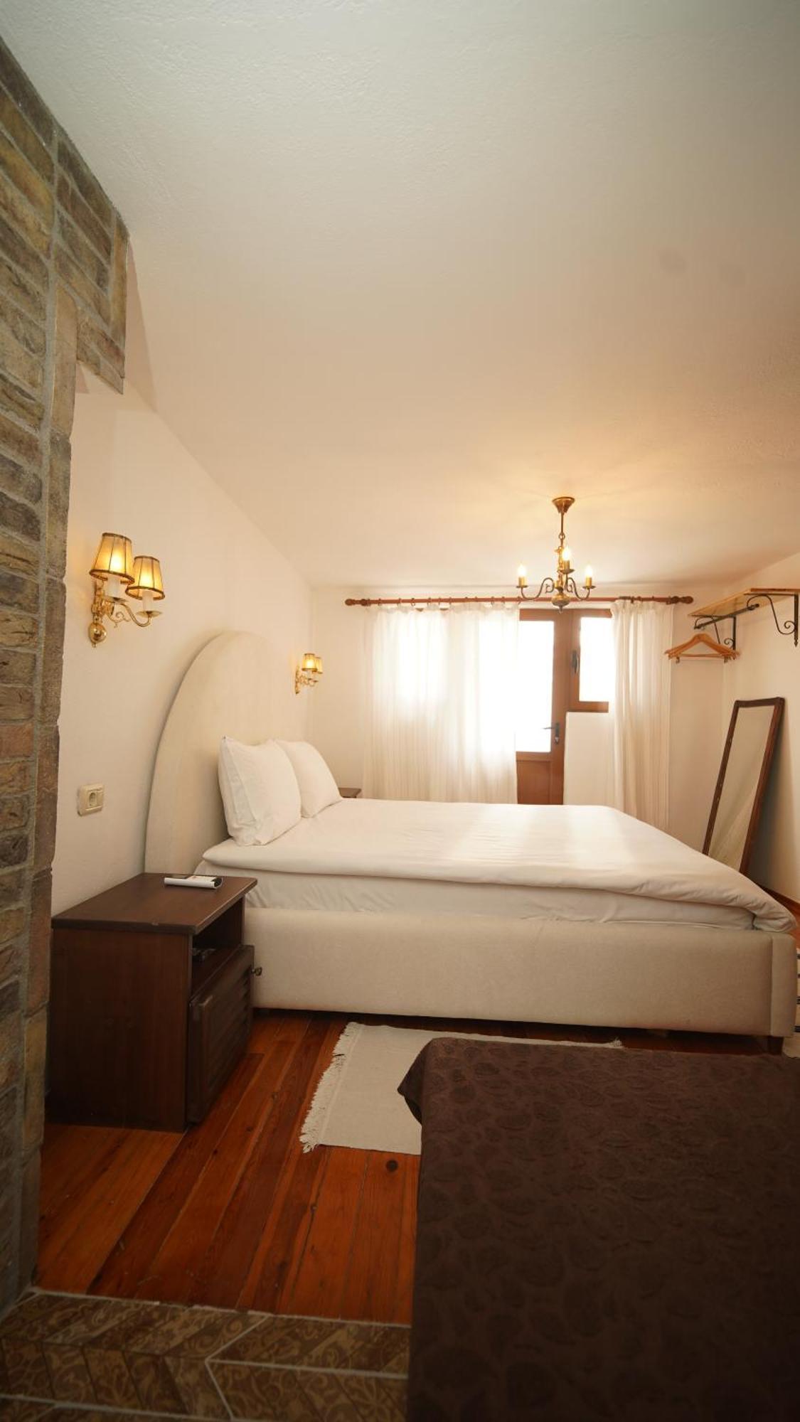 Relax Inn Korce Bagian luar foto
